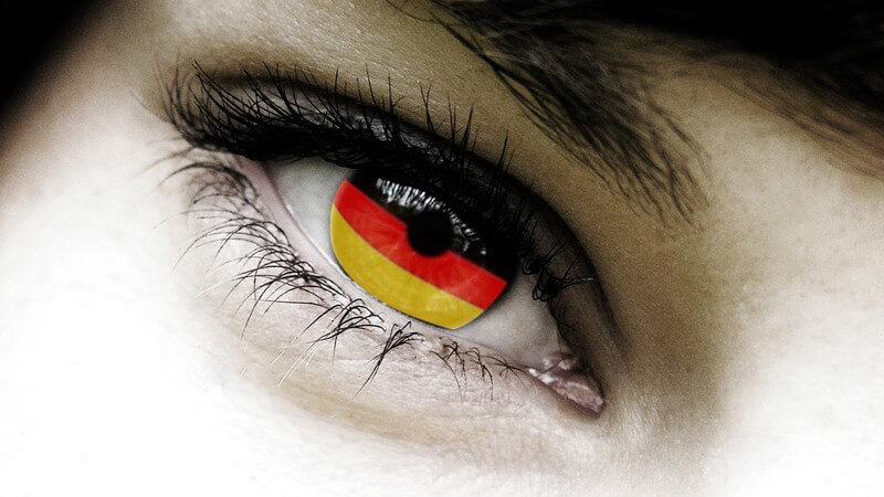 Weibliches Auge mit Pupille in Deutschlandfarben