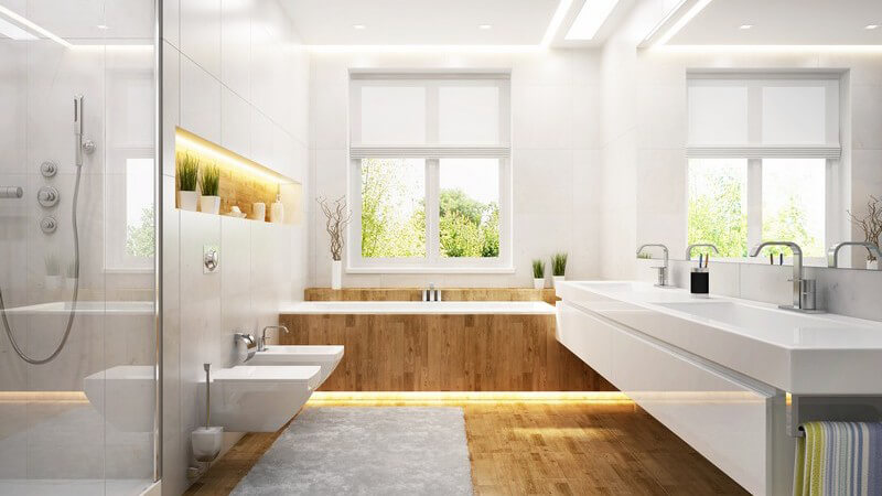 Modernes weißes Badezimmer mit braunen Holzoptik-Fliesen auf Boden und Badewanne