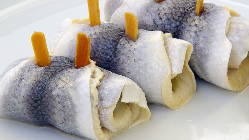 Rollmops auf weißem Teller