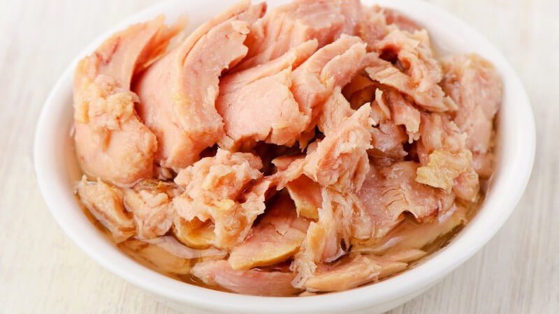 Dosen-Thunfisch in einem weißen Schüsselchen