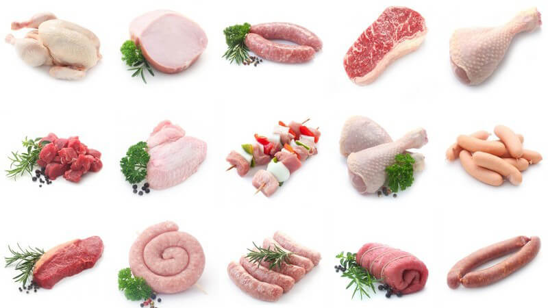 Collage mit 25 verschiedenen Fleisch- und Wurstsorten vor weißem Hintergrund