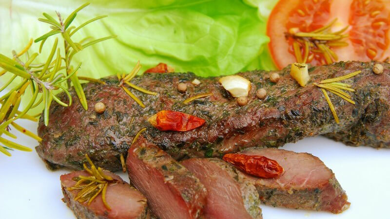 Lammfleisch mit Salatbeilage