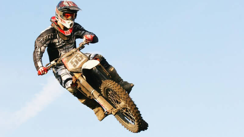 Stuntfahrer mit Motorrad beim Motocross, Enduro