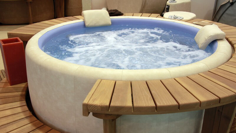 Spa Whirlpool mit Holzumrandung