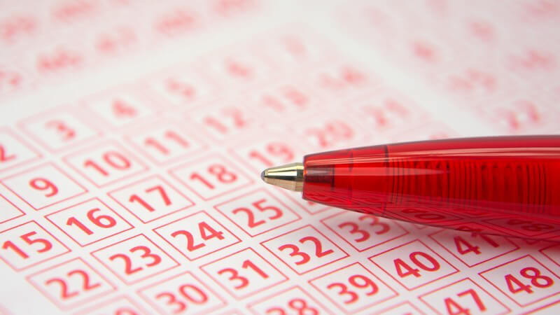 Kuli, Kugelschreiber liegt auf Lottoschein, Lottozahlen zum Ankreuzen