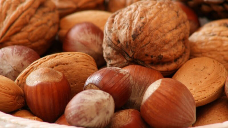 Nahaufnahme Auswahl ganzer Nüsse in Korb