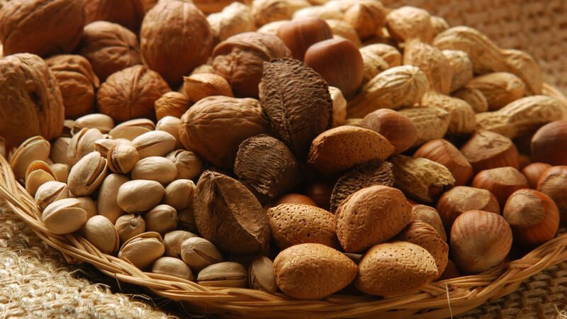 Korbschale mit Auswahl an verschiedenen Nüssen