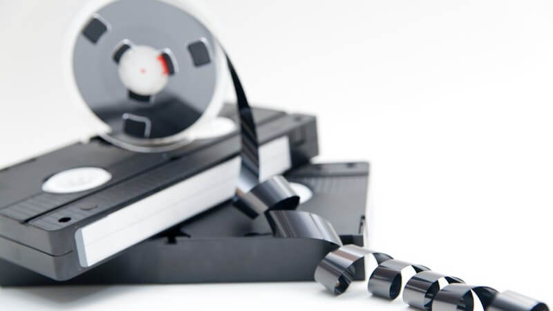 Abgerollte Filmrolle auf zwei Videokassetten