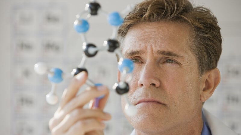 Wissenschaftler untersucht Modell eines DNA Moleküls