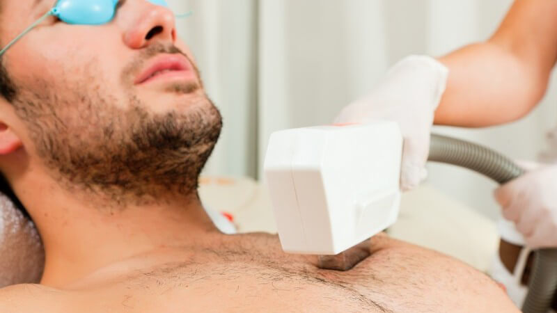 Mann im Kosmetikstudio bekommt die Brust enthaart