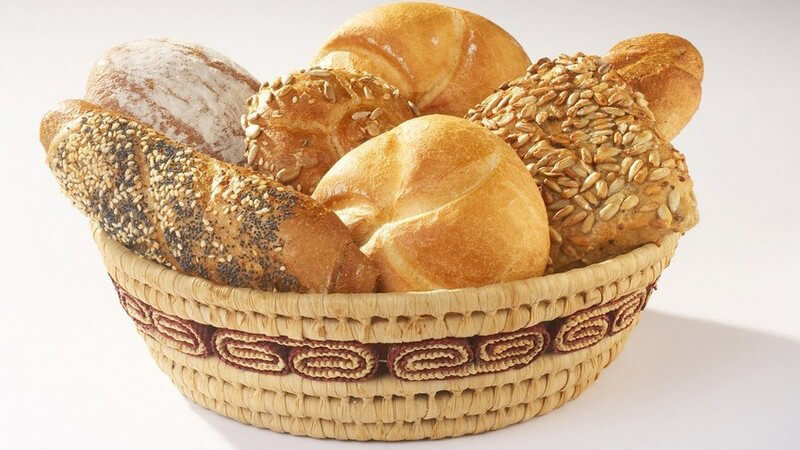 Brötchenkorb mit Semmeln, Kaiserbrötchen, Roggenbrötchen, Körnerbrötchen und anderen Backwaren