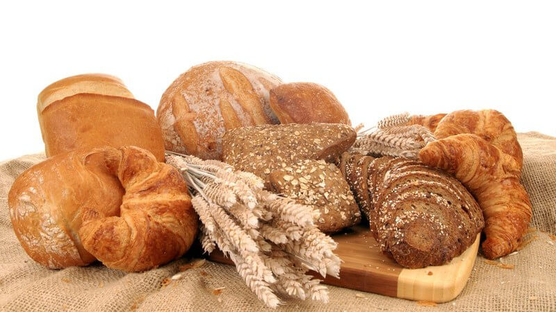 Verschiedene Sorten an Brot auf Holzbrett