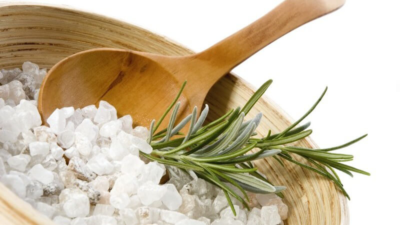 Bad - Holzeimer und Holzkelle mit Badesalz und Rosmarin