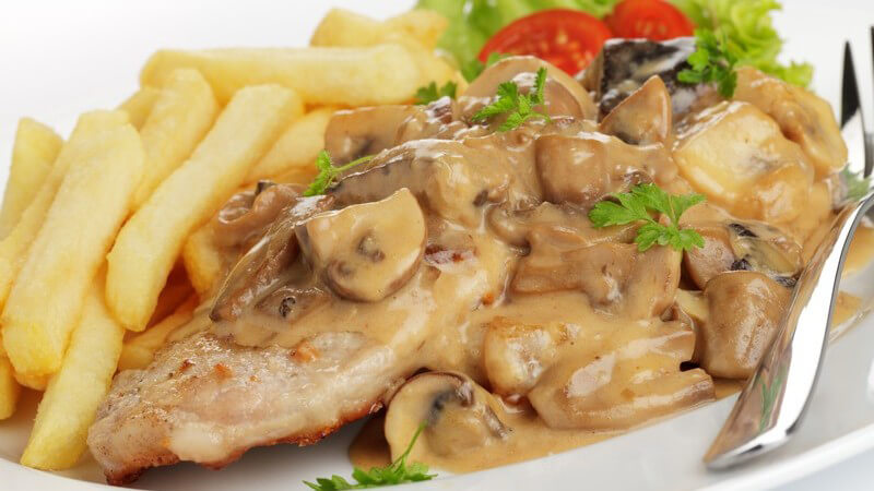 Jägerschnitzel mit Pommes frites und Salat