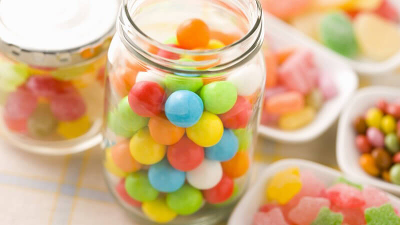 Süßigkeiten, Bonbons in Gläsern und Schalen