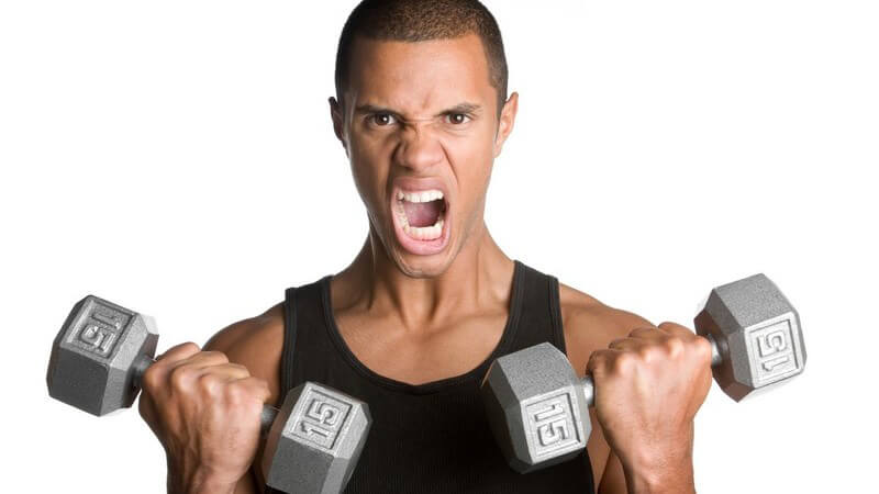 Schreiender Mann hebt Hanteln nach oben