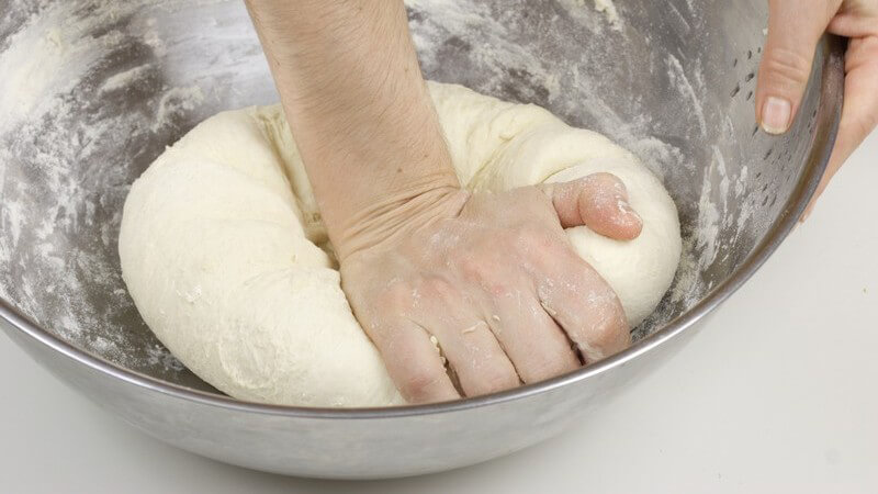 Teig wird in Rührschüssel geknetet