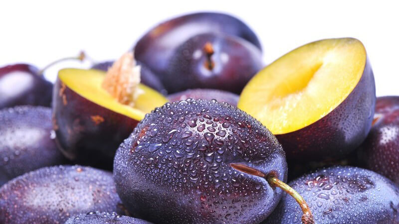 Frische Pflaumen, eine aufgeschnitten