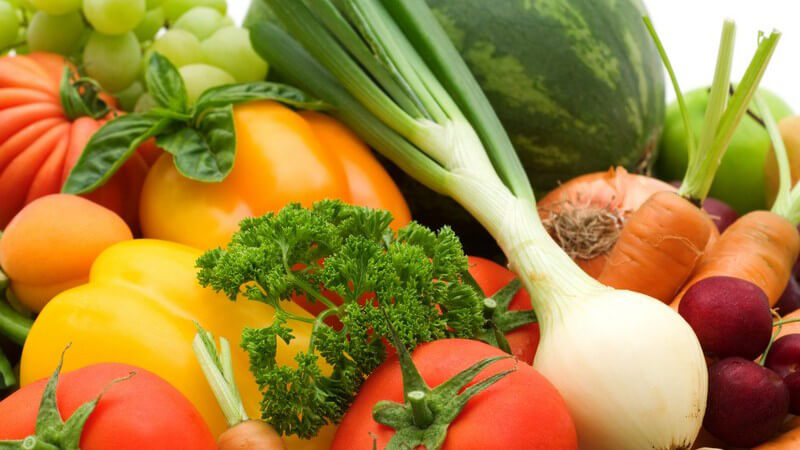 Frisches Obst und Gemüse auf einem Haufen, weißer Hintergrund