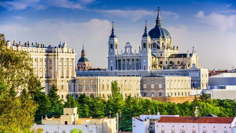 Blick auf den Königliche Palast (Palacio Real) und die Almudena-Kathedrale in Madrid, Spanien