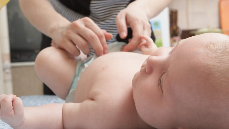 Baby bekommt Bauchmassage von Mutter