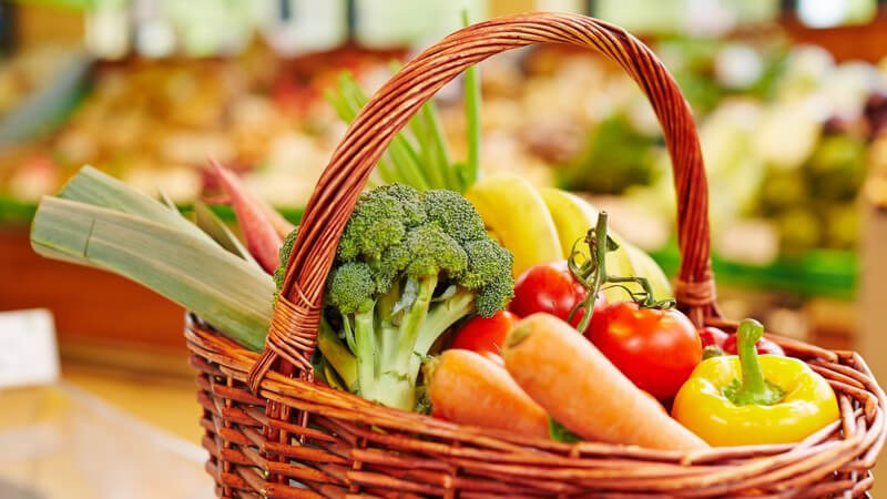 Korb mit frischem bunten Gemüse im Bioladen