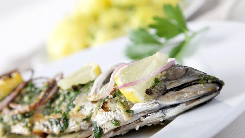 Nahaufnahme gegriller Fisch mit Kartoffeln