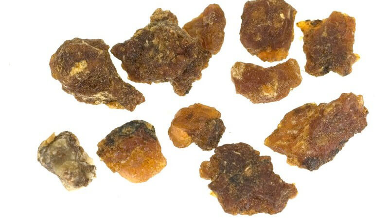 Myrrhenharz Stücke auf weißem Hintergrund