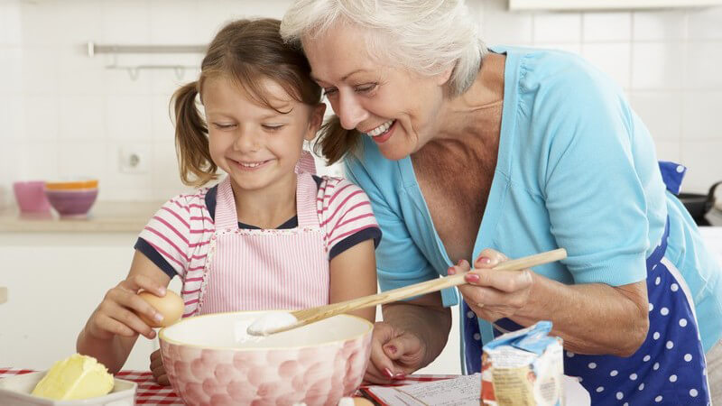 Großmutter und Enkelin beim Backen in der Küche