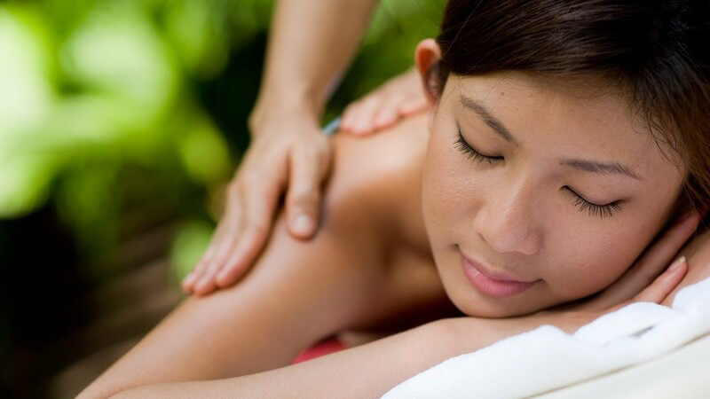 Junge Frau genießt Rückenmassage