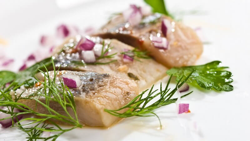 Nahaufnahme frisch zubereitetes Heringsfilet auf Teller