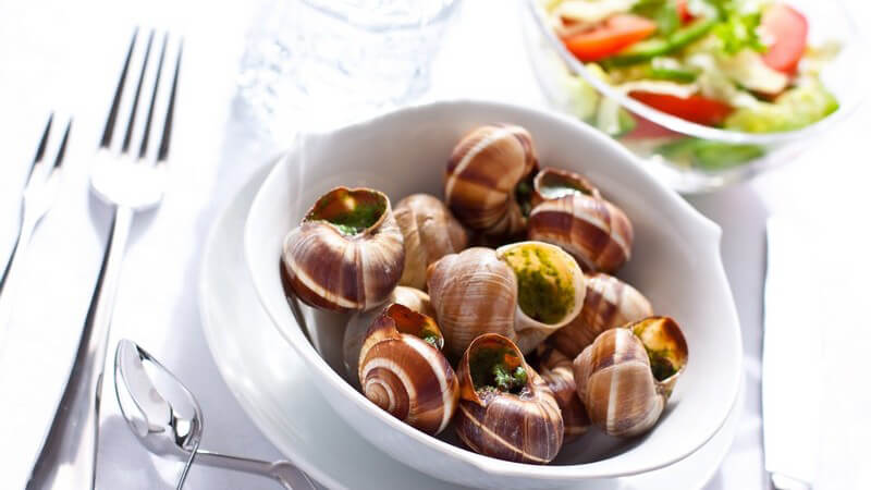 Schnecken auf weißem Teller