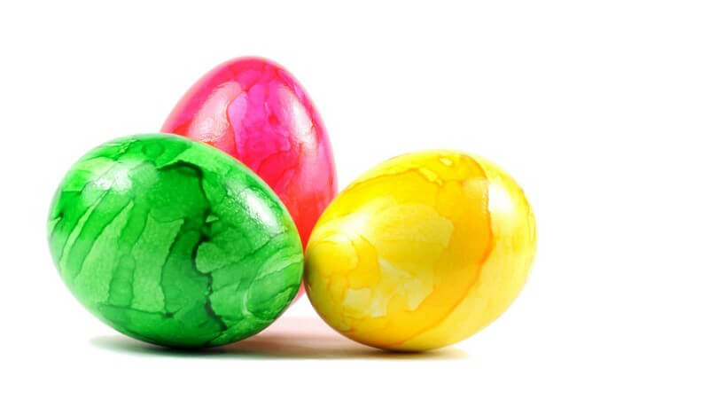 Drei bunte Ostereier auf weißem Hintergrund