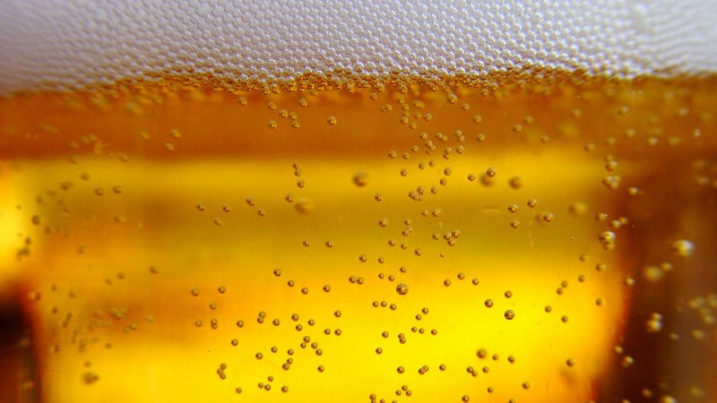 Nahaufnahme Bier mit Schaum und Kohlensäure
