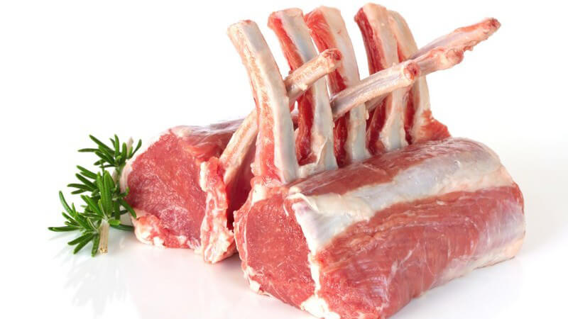 Rohes Lammfleisch mit Rosmarin garniert
