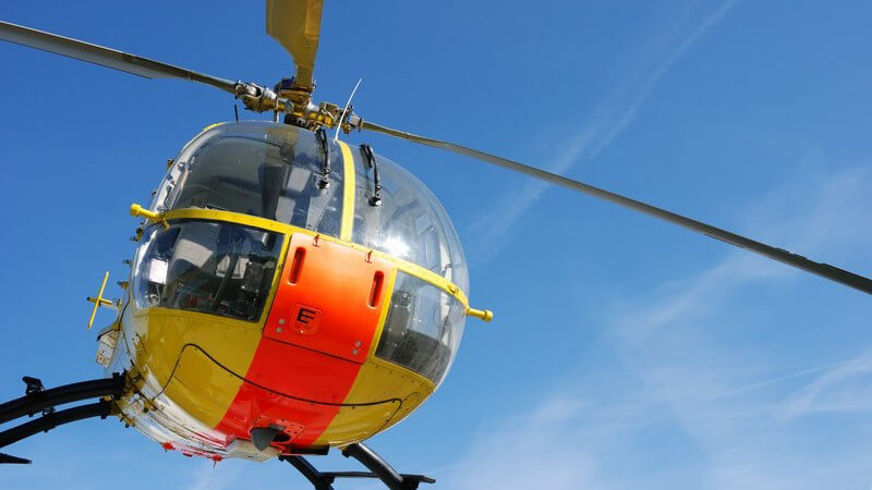 Rettungshubschrauber unter blauem Himmel