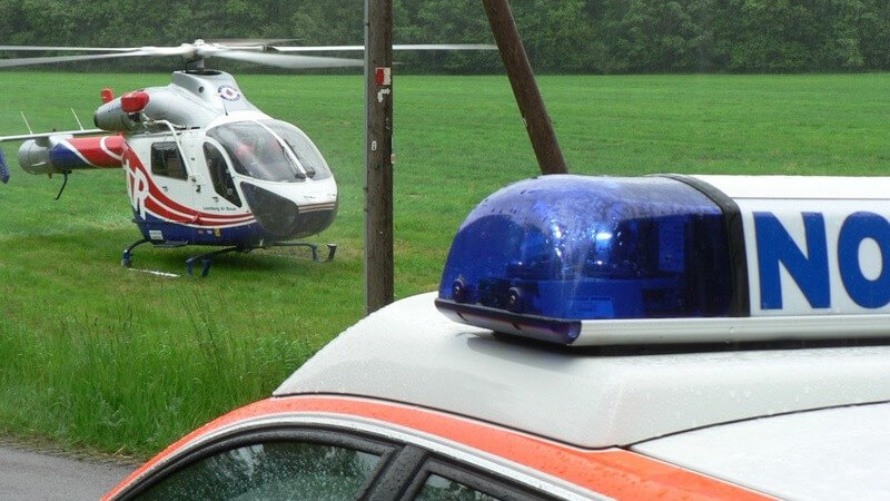 Notarztwagen und Rettungshubschrauber