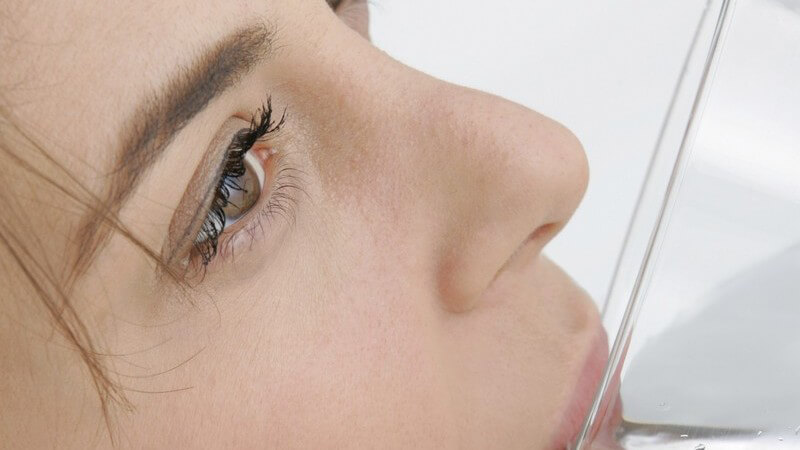 Nahaufnahme Frau trinkt Wasser aus Glas