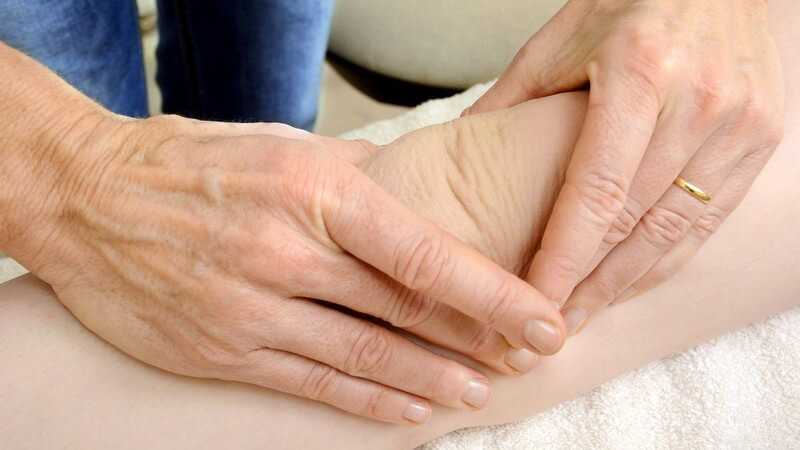 Osteopathie-Behandlung am Knie durch einen Heilpraktiker