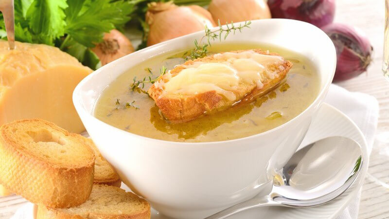 Französische Zwiebelsuppe mit Baguettbrot und Käse