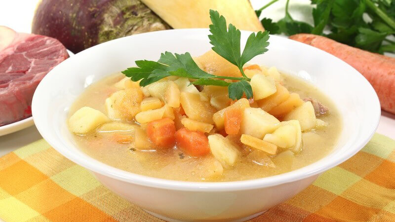 Steckrübeneintopf in weißer Suppenschüssel