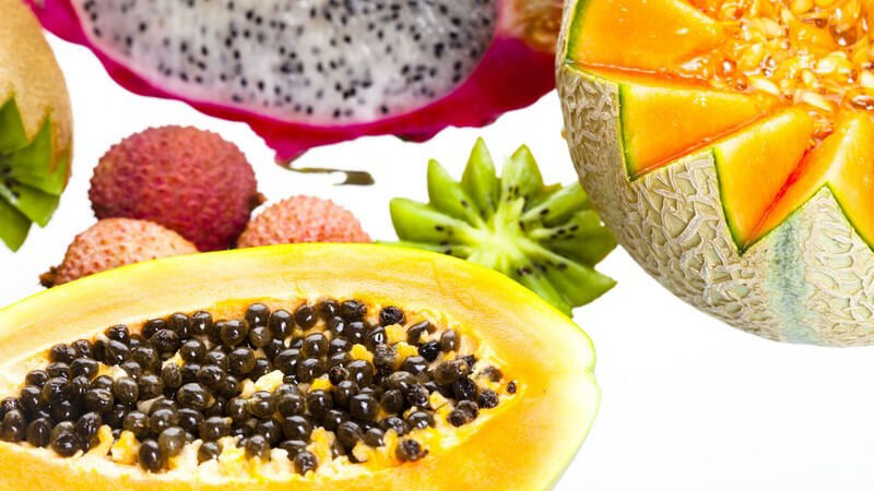 Exotische Früchte wie Papaya, Granatapfel, etc. auf weißem Hintergrund