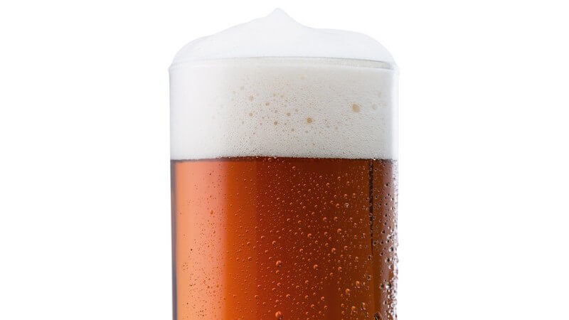 Volles Bierglas mit Altbier vor weißem Hintergrund