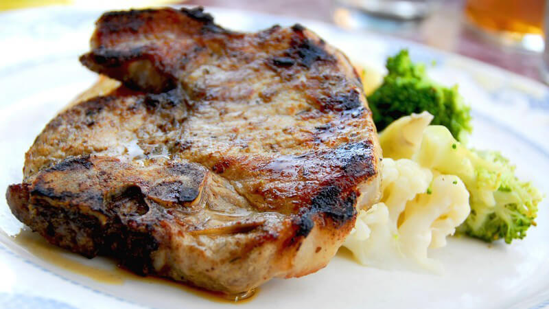 Kotelett mit Blumenkohl und Brokkoli