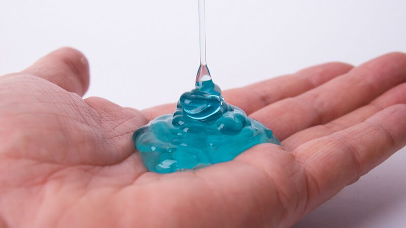 Nahaufnahme türkises Duschgel auf Handfläche