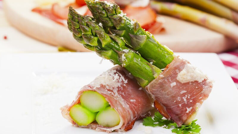 Grüner Spinat umwickelt mit Parmaschinken und Parmesankäse