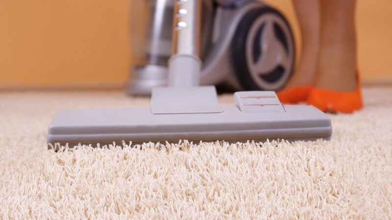 Nahaufnahme Staubsauger auf hellem Teppich