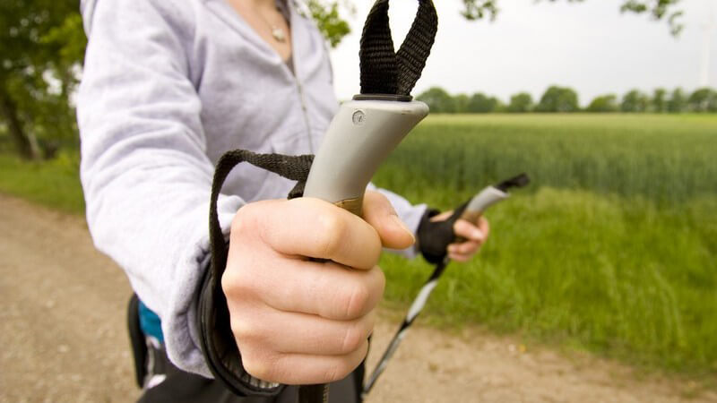 Frau beim Nordic-Walking mit Wanderstöcken