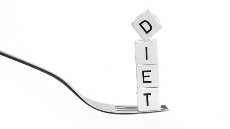 Abnehmen - Die Buchstaben DIET auf einer Gabel