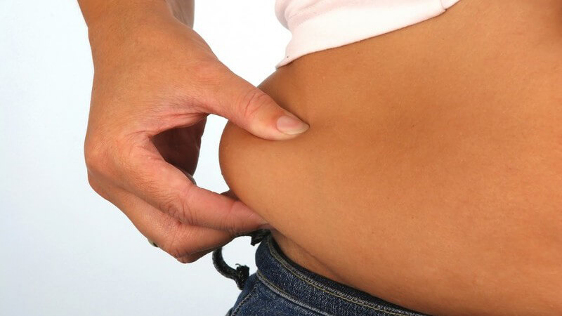 Nahaufnahme übergewichtige Frau kneift sich seitlich in Bauch